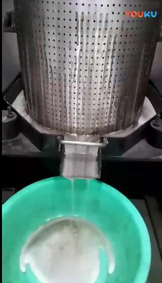 我公司液压榨油机压榨PE塑料膜现场实拍